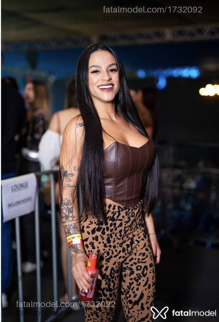 Acompanhante mulher morena (o) de olhos pretos - Mel maia
