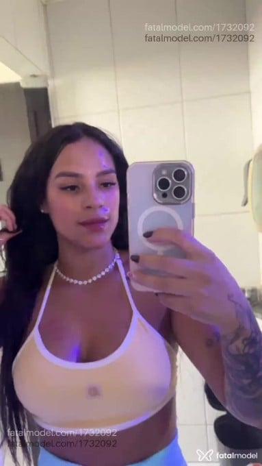 Acompanhante mulher morena (o) de olhos pretos - Mel maia