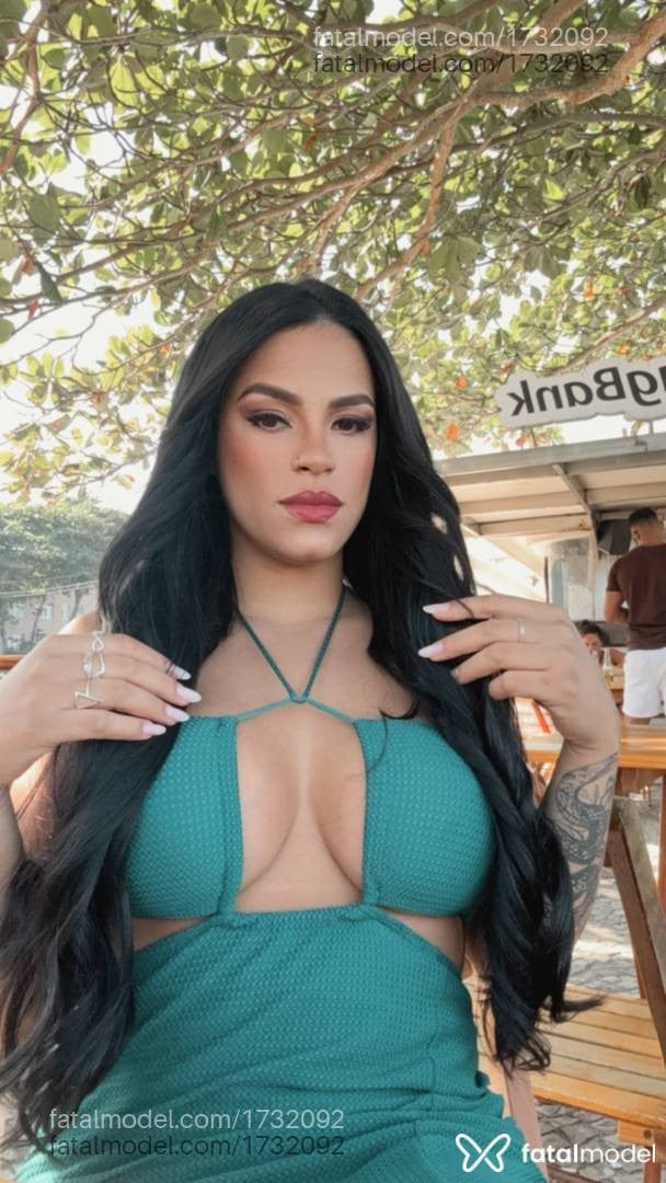Acompanhante mulher morena (o) de olhos pretos - Mel maia