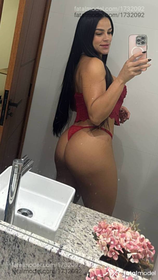 Acompanhante mulher morena (o) de olhos pretos - Mel maia