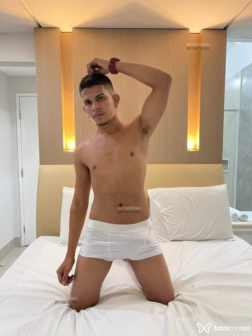 Acompanhante homem com cabelo castanho de olhos pretos - Yuri Junior