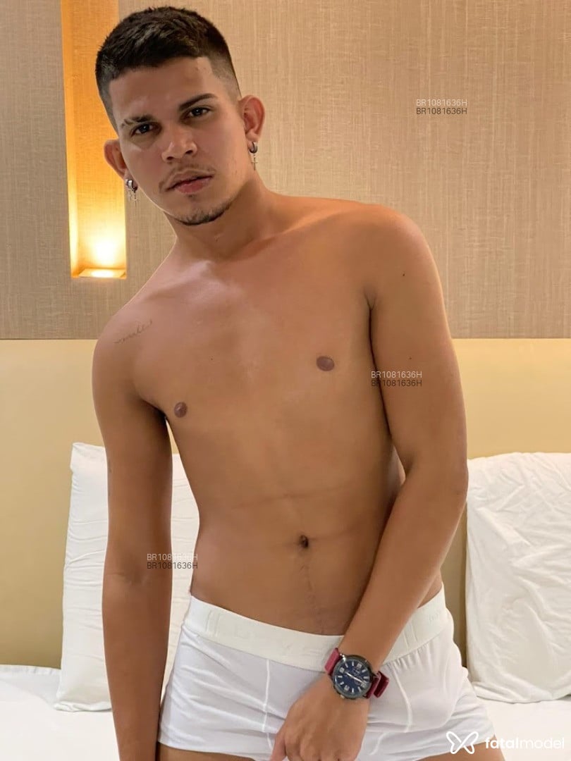 Acompanhante homem com cabelo castanho de olhos pretos - Yuri Junior