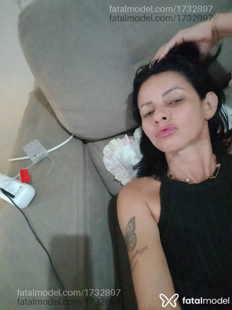 Acompanhante mulher com cabelo castanho de olhos cinza - Yasmin vitória
