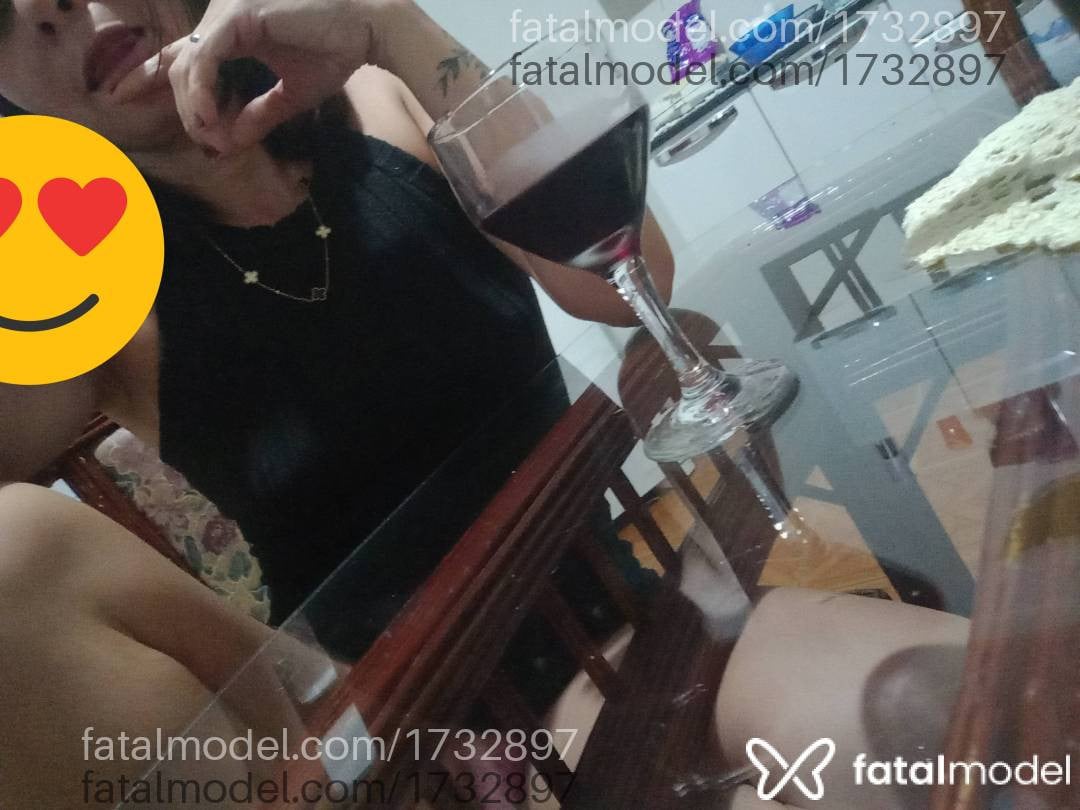 Acompanhante mulher com cabelo castanho de olhos cinza - Yasmin vitória