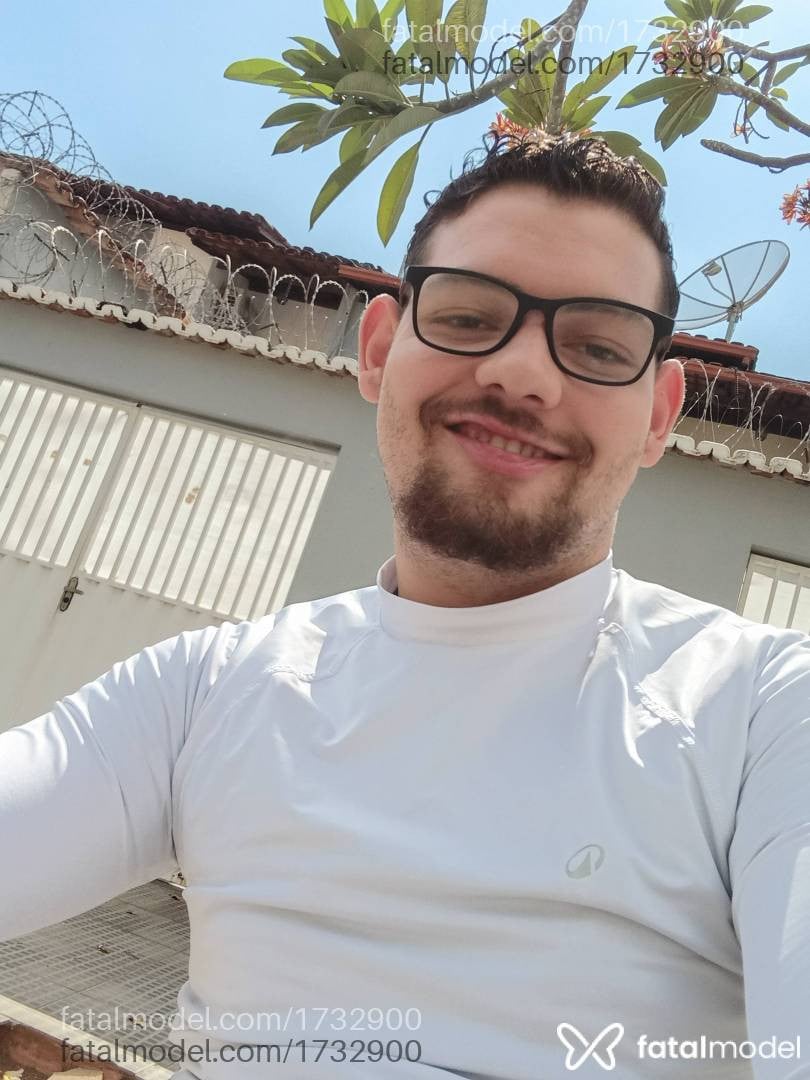 Acompanhante homem com cabelo castanho de olhos castanhos - Juninhorbr