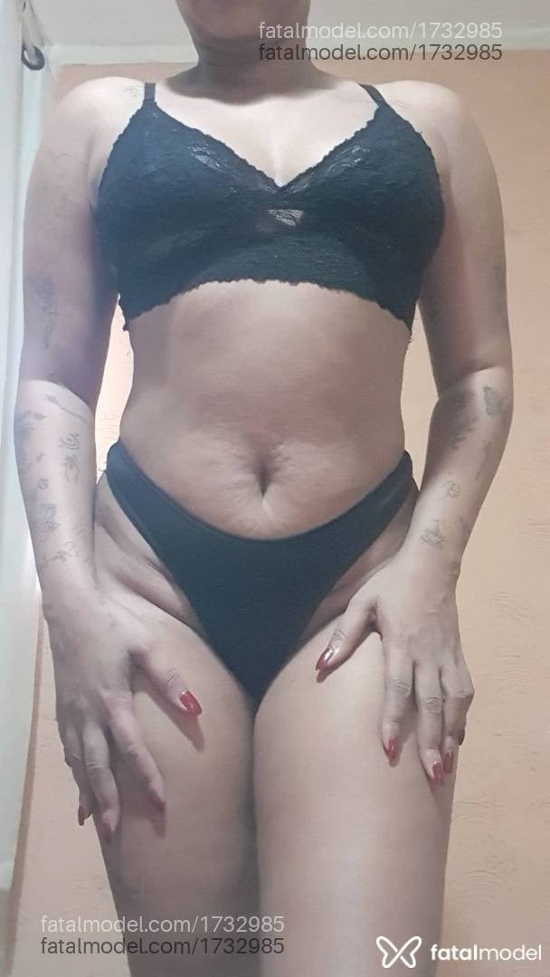 Acompanhante mulher com cabelo colorido de olhos castanhos - Anita Oliveira