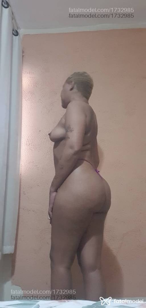 Acompanhante mulher com cabelo colorido de olhos castanhos - Anita Oliveira