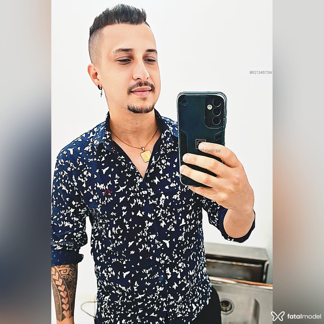 Acompanhante homem com cabelo castanho de olhos castanhos em Sapiranga Acompanhante homem com cabelo castanho de olhos castanhos em Sapiranga - Lins Agencias