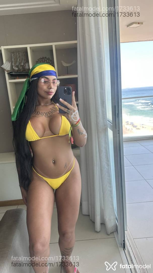 Acompanhante mulher com cabelo castanho de olhos pretos - Stefany Luiza