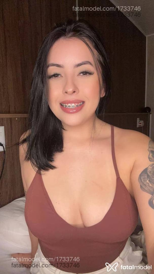 Acompanhante mulher morena (o) de olhos mel - Valentina