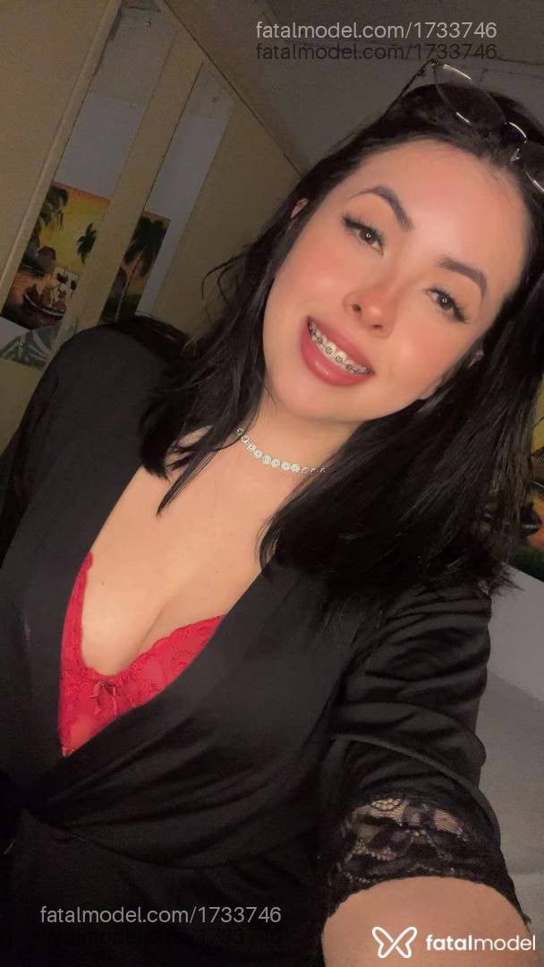 Acompanhante mulher morena (o) de olhos castanhos - Valentina