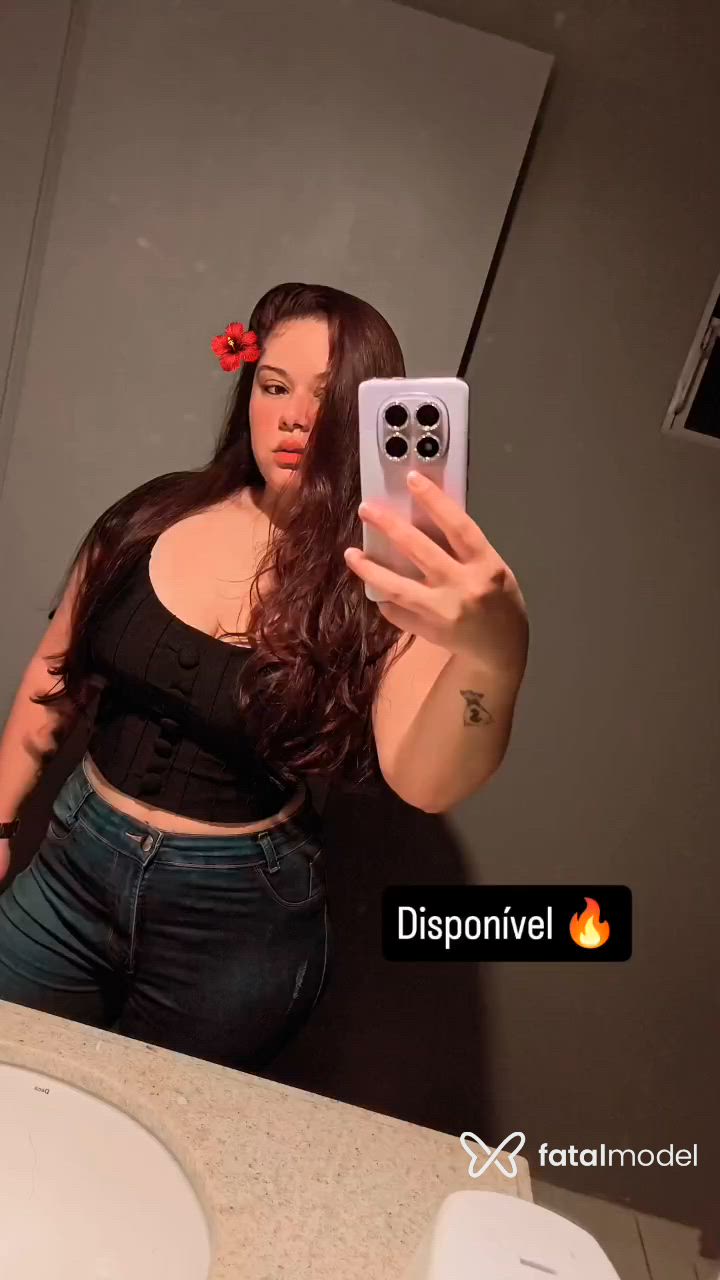 Acompanhante mulher ruiva (o) de olhos castanhos - Ágata Märtins