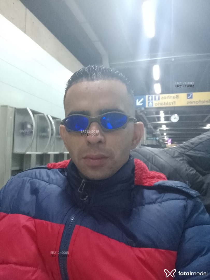 Acompanhante homem com cabelo castanho de olhos pretos em São Paulo Acompanhante homem com cabelo castanho de olhos pretos em São Paulo - Oliver Leozin