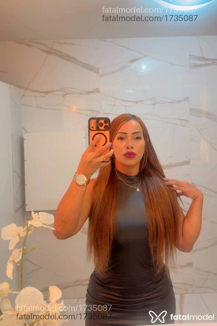 Acompanhante mulher loira (o) de olhos pretos - Patyy Araújo