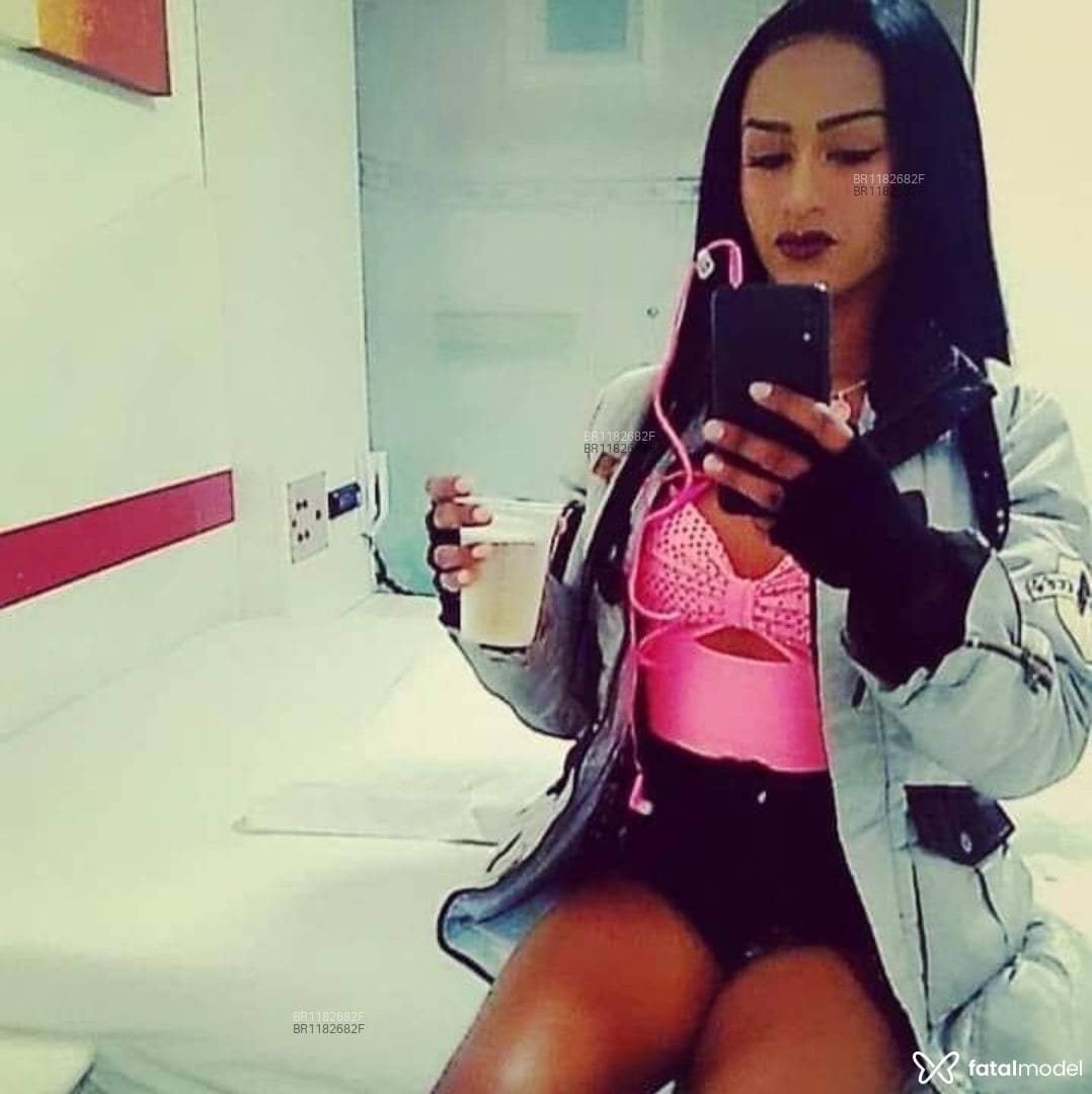 Acompanhante travesti com cabelo castanho de olhos castanhos em Magé Acompanhante travesti com cabelo castanho de olhos castanhos em Magé - Penélope