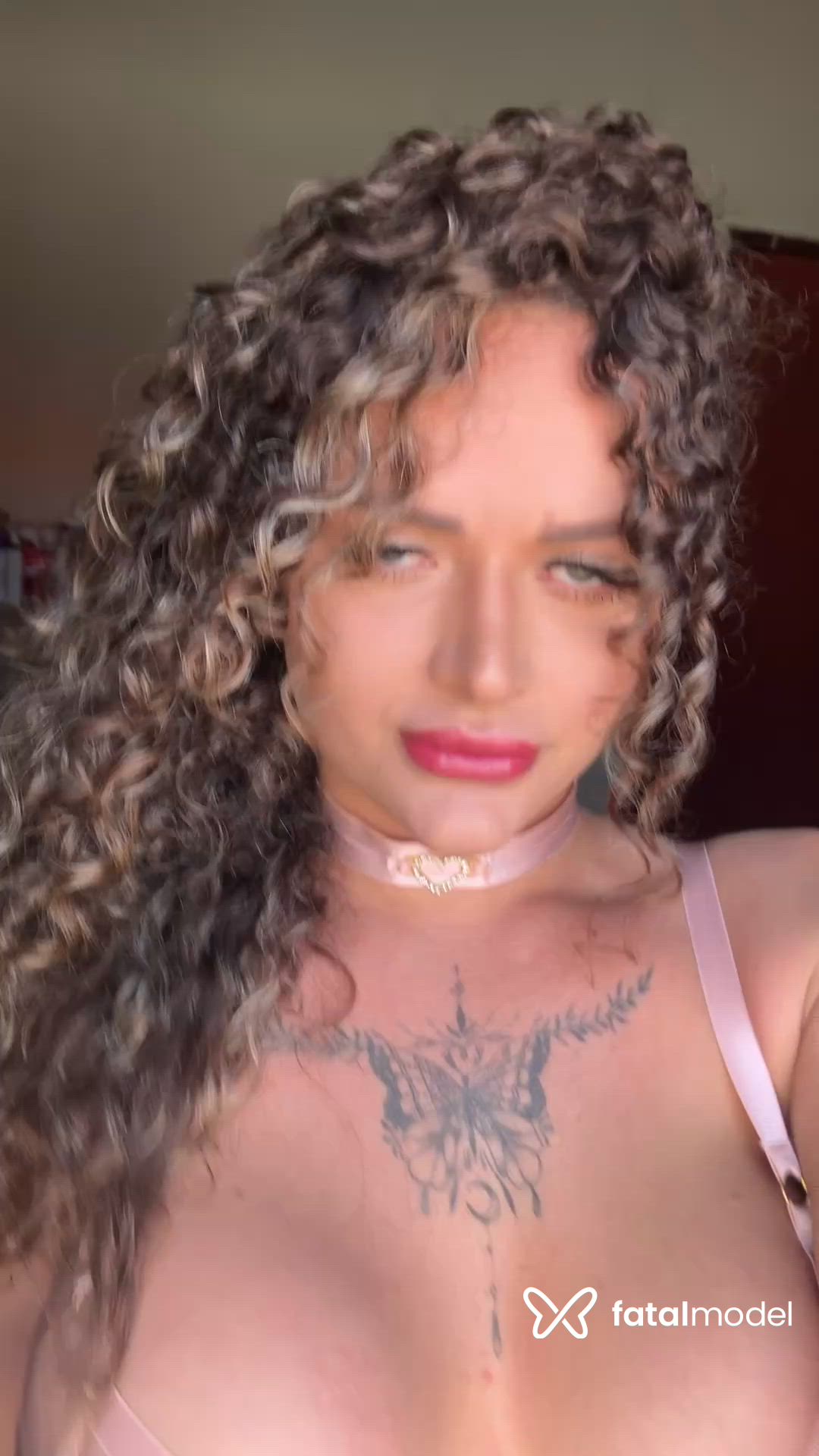Acompanhante mulher trans loira (o) de olhos verdes - Suellen Colucci