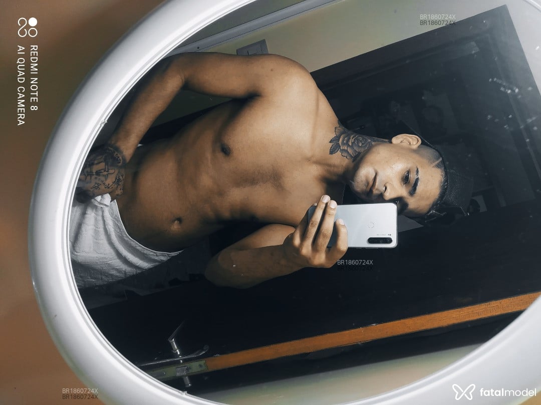 Acompanhante homem morena (o) de olhos castanhos em São José - Orio