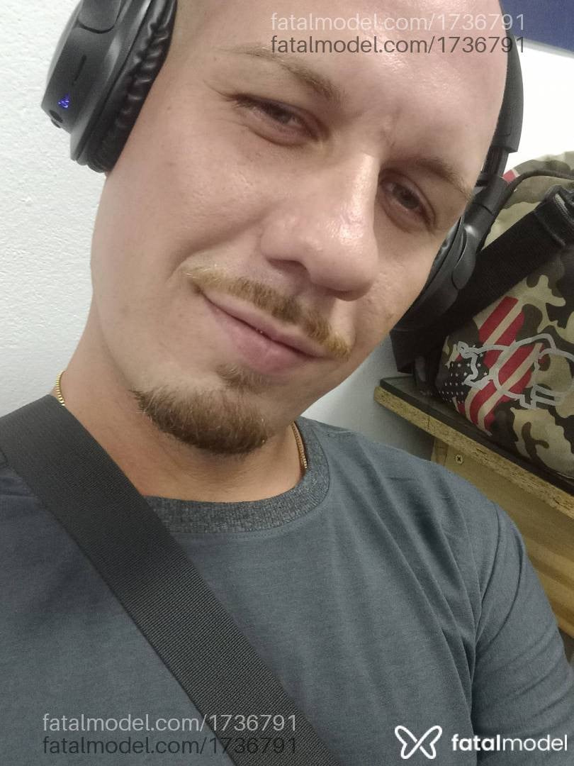 Acompanhante homem sem cabelo de olhos azuis em Porto Alegre - Alex Ventura