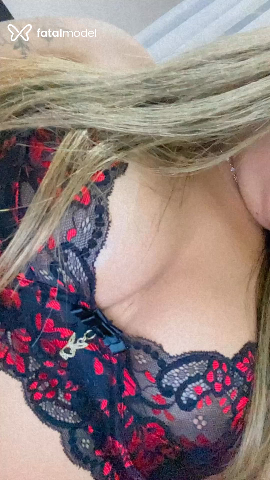 Acompanhante mulher loira (o) de olhos castanhos - Priscilla Lopes