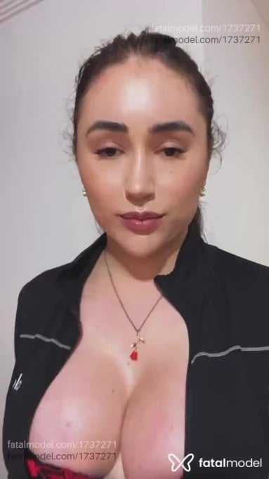 Acompanhante mulher trans com cabelo castanho de olhos castanhos em Virtual Acompanhante mulher trans com cabelo castanho de olhos castanhos em Virtual - Izabella