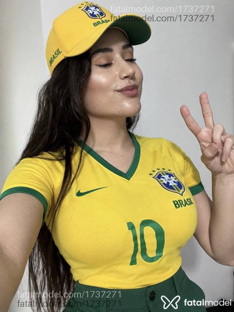 Acompanhante mulher trans com cabelo castanho de olhos castanhos em Virtual - Izabella
