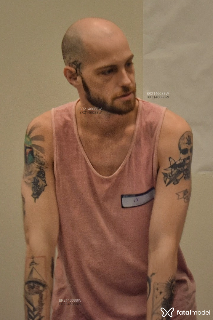 Acompanhante homem sem cabelo de olhos azuis em Porto Alegre - Lucas Luz