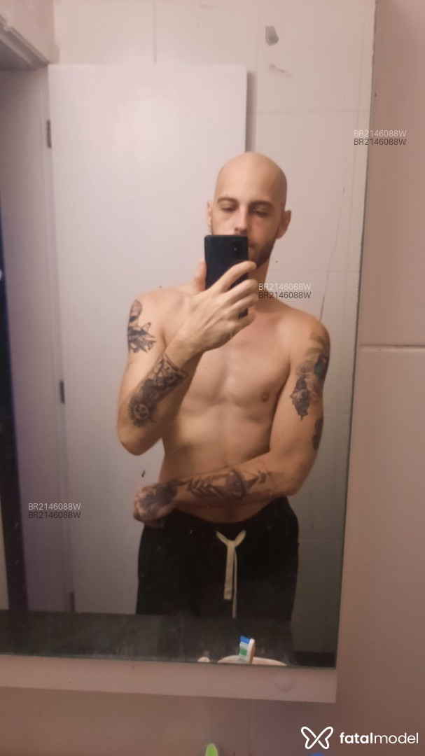 Acompanhante homem sem cabelo de olhos azuis em Porto Alegre - Lucas Luz