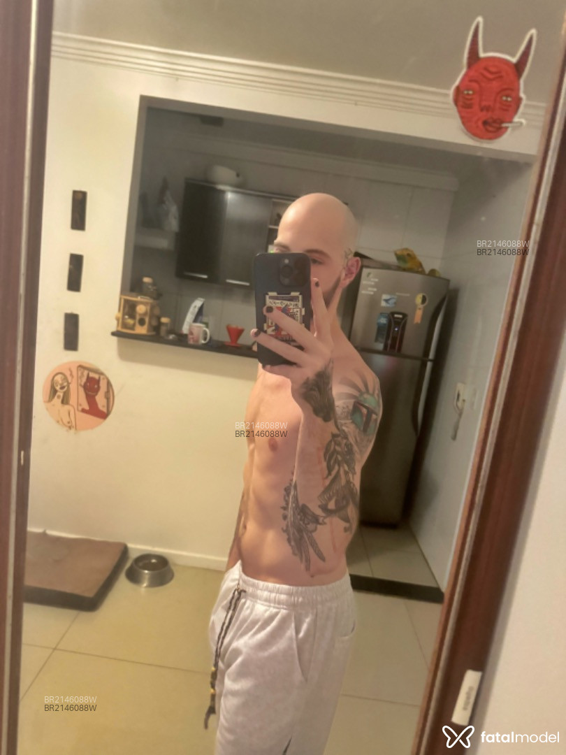 Acompanhante homem sem cabelo de olhos azuis em Porto Alegre - Lucas Luz