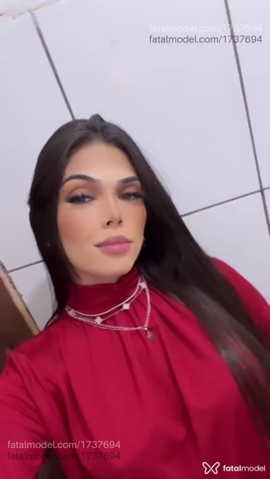 Acompanhante mulher com cabelo castanho de olhos verdes - Clara Acompanhante mulher com cabelo castanho de olhos verdes - Clara