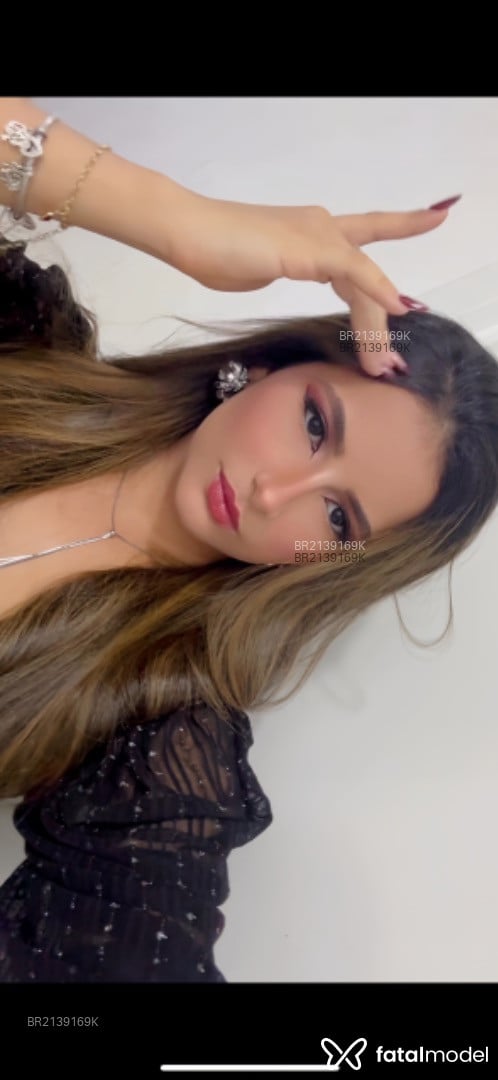 Acompanhante mulher com cabelo castanho de olhos pretos em Balneário Camboriú Acompanhante mulher com cabelo castanho de olhos pretos em Balneário Camboriú - Alice