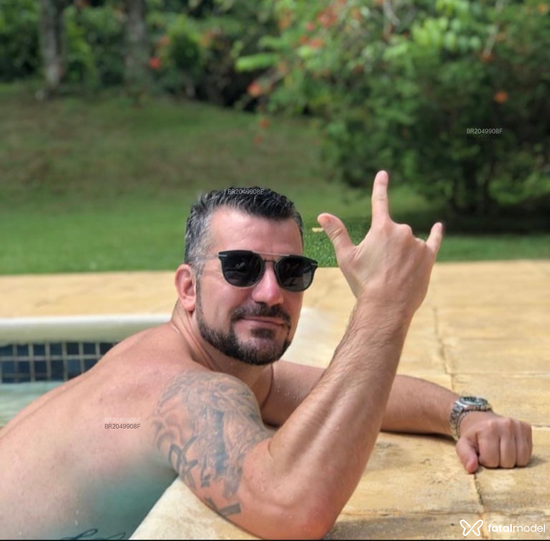 Acompanhante homem com cabelo grisalho de olhos castanhos em Rio de Janeiro - Rafael