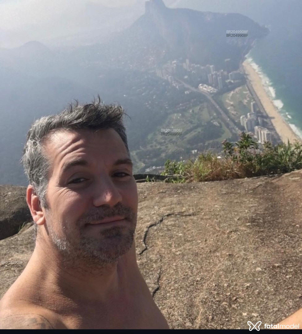 Acompanhante homem com cabelo grisalho de olhos castanhos em Rio de Janeiro - Rafael