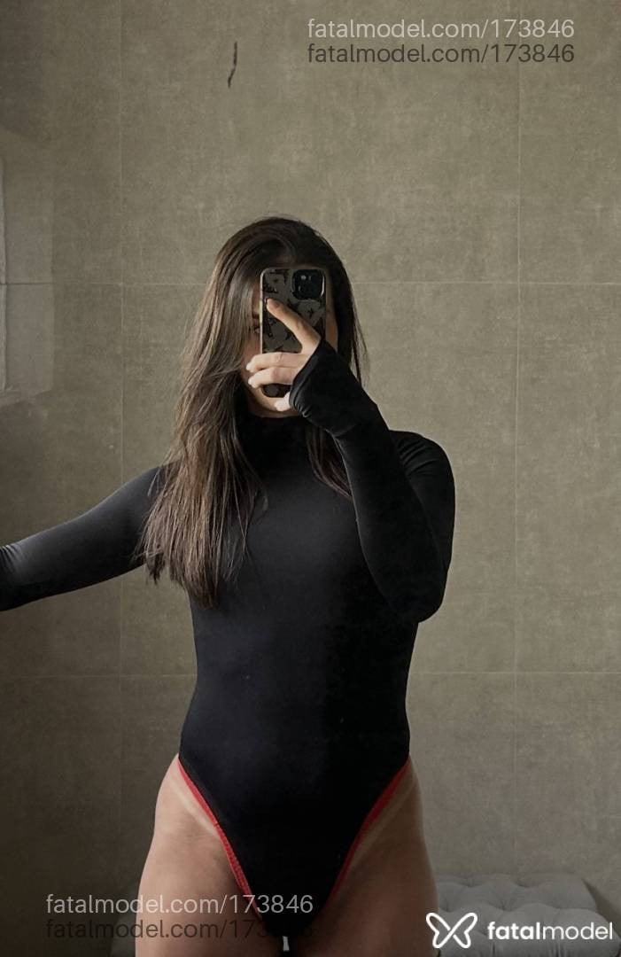 Acompanhante mulher trans com cabelo castanho de olhos castanhos - BadSheron