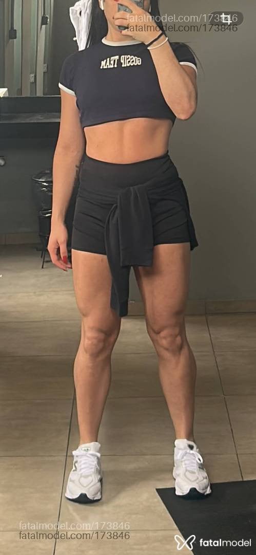 Acompanhante mulher trans com cabelo castanho de olhos castanhos - BadSheron