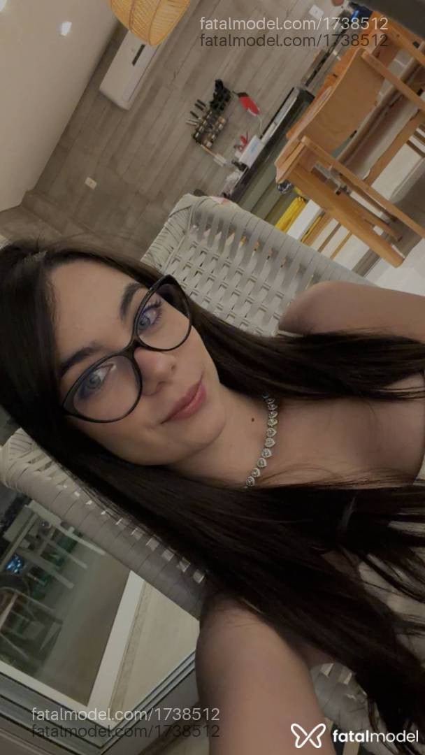 Acompanhante mulher com cabelo castanho de olhos verdes - Malu Acompanhante mulher com cabelo castanho de olhos verdes - Malu