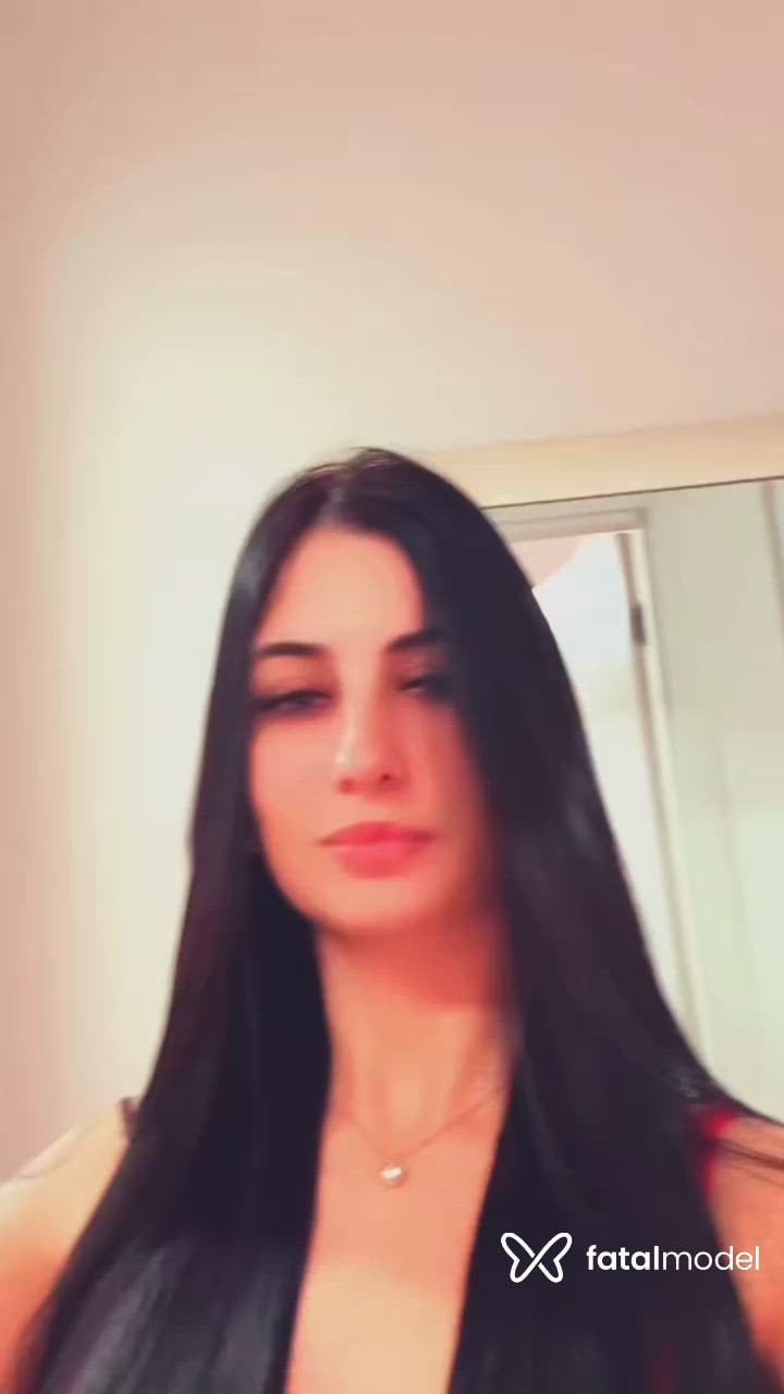 Acompanhante mulher com cabelo castanho de olhos azuis - Carol