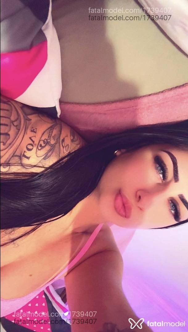 Acompanhante mulher com cabelo castanho de olhos azuis - Carol