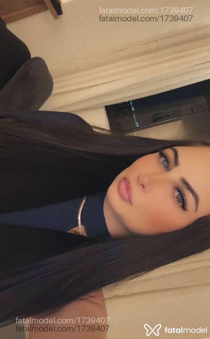 Acompanhante mulher com cabelo castanho de olhos azuis - Carol