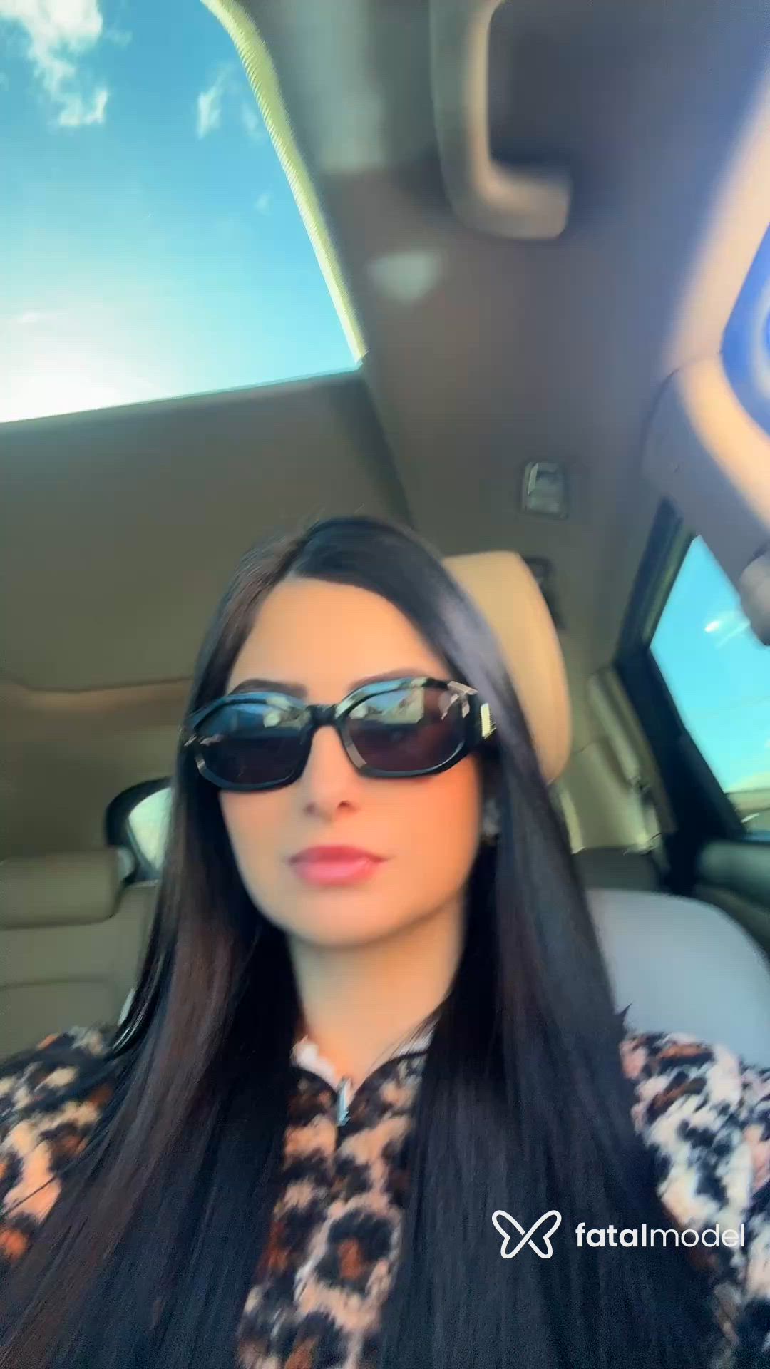 Acompanhante mulher com cabelo castanho de olhos azuis - Carol