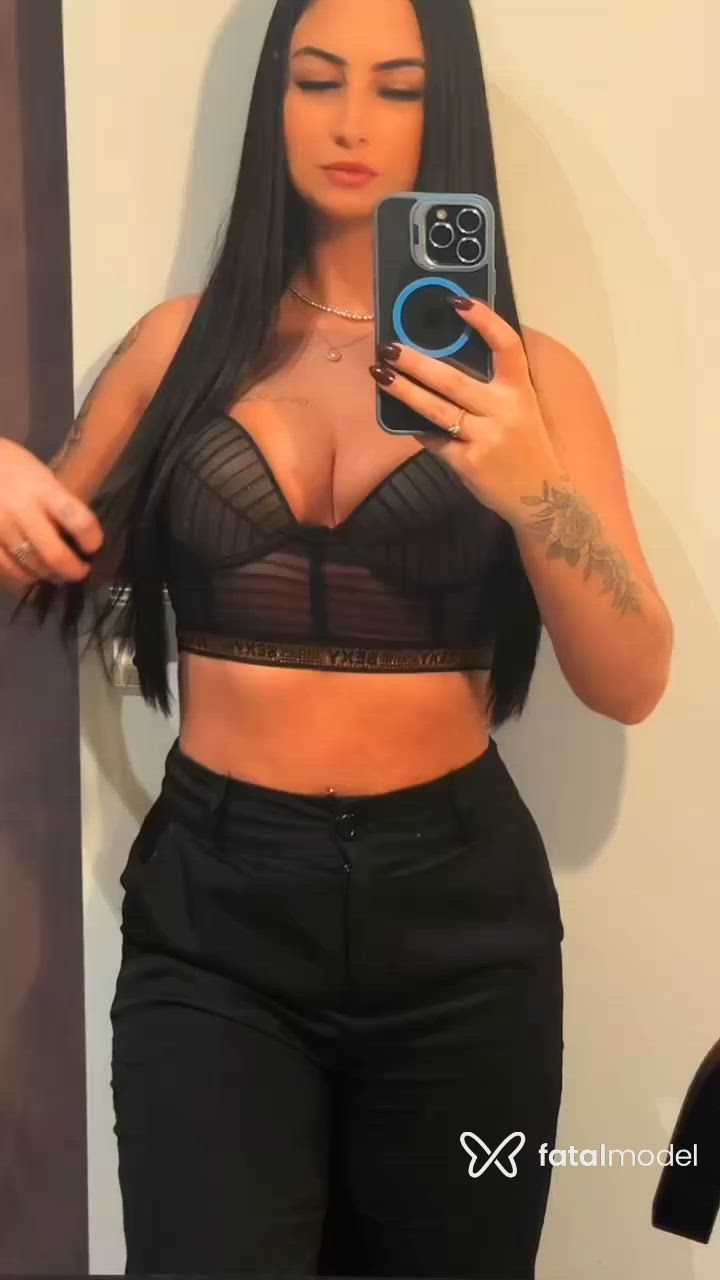 Acompanhante mulher com cabelo castanho de olhos azuis - Carol