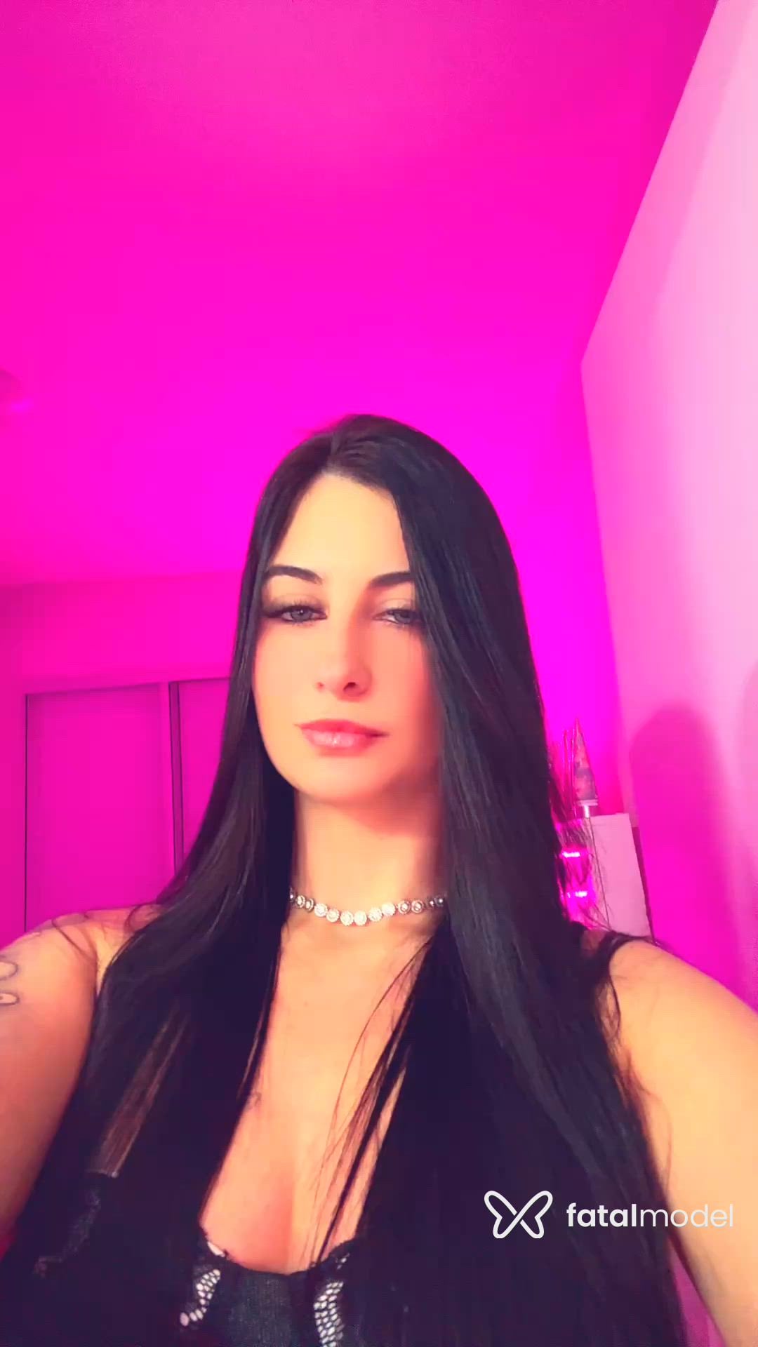 Acompanhante mulher com cabelo castanho de olhos azuis - Carol