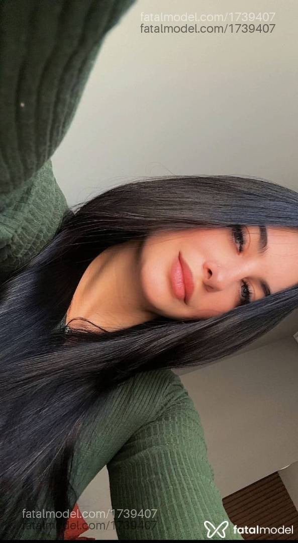 Acompanhante mulher com cabelo castanho de olhos azuis - Carol