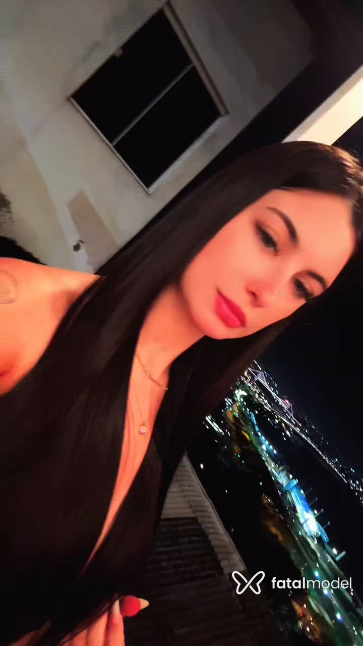 Acompanhante mulher com cabelo castanho de olhos azuis - Carol