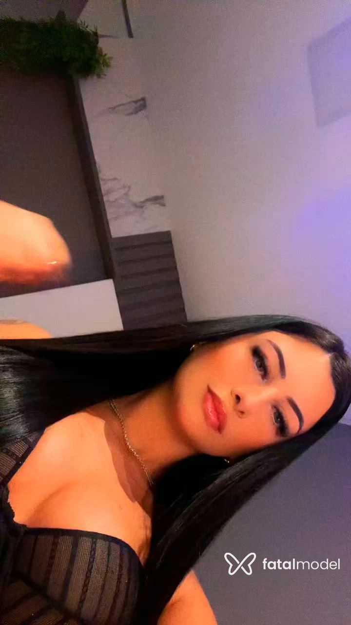 Acompanhante mulher com cabelo castanho de olhos azuis - Carol