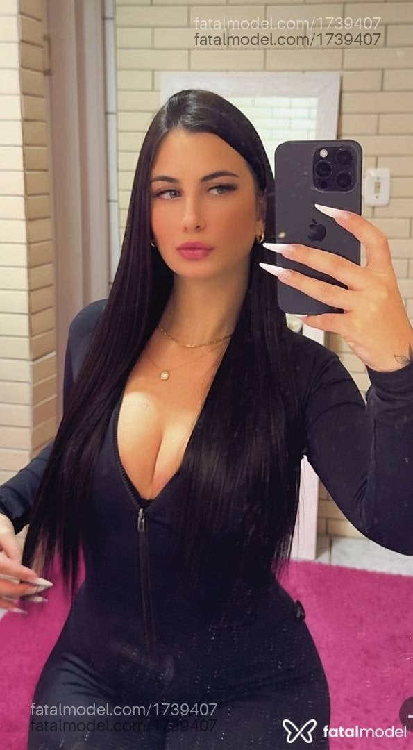 Acompanhante mulher com cabelo castanho de olhos azuis - Carol