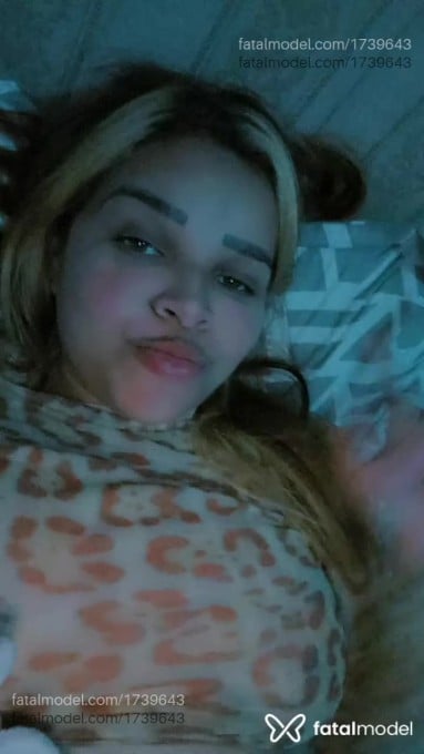 Acompanhante mulher com cabelo castanho de olhos mel - ReinaSexo Acompanhante mulher com cabelo castanho de olhos mel - ReinaSexo