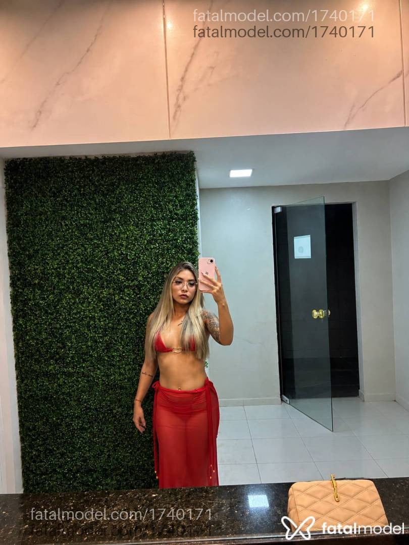 Acompanhante mulher loira (o) de olhos castanhos - Suzy Lopes