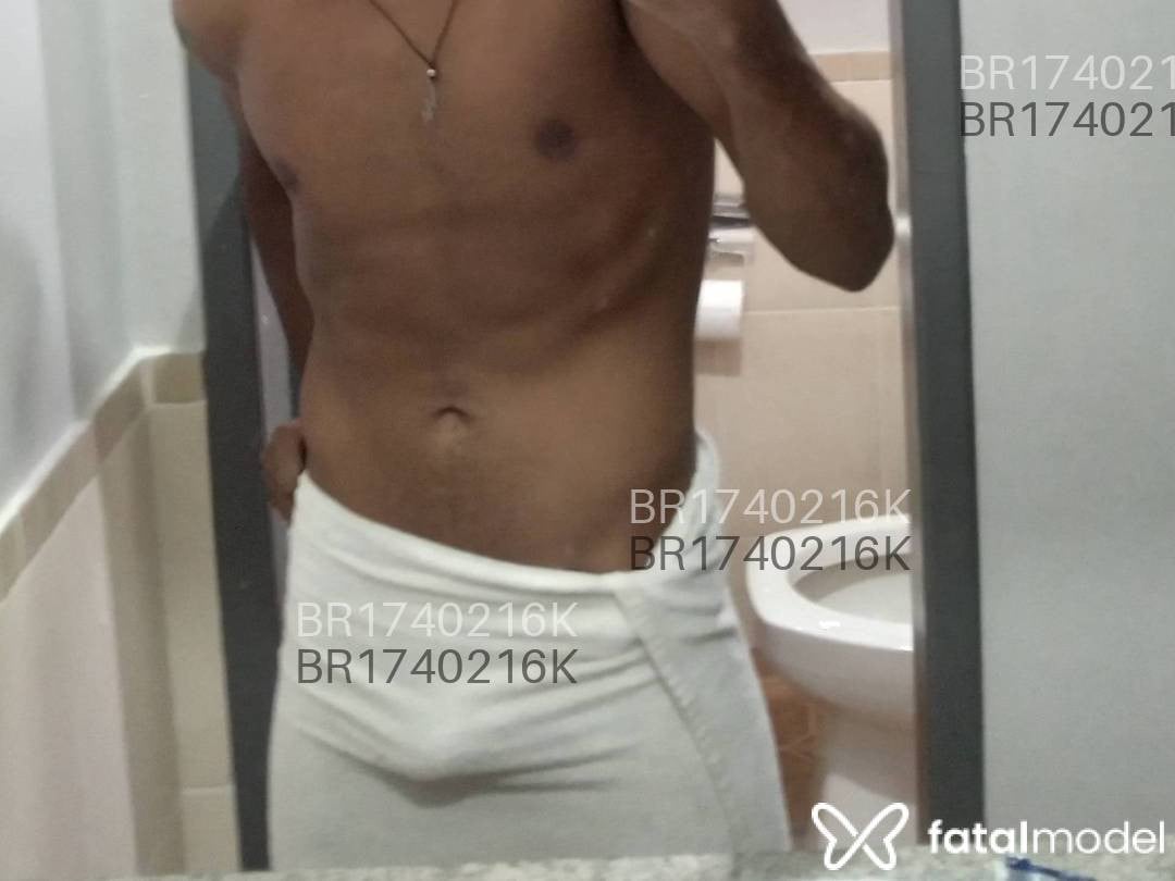 Acompanhante homem com cabelo castanho de olhos castanhos - Claus