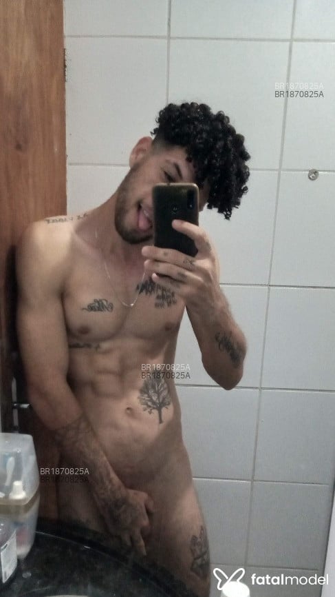 Acompanhante homem com cabelo castanho de olhos mel - Nando Acompanhante homem com cabelo castanho de olhos mel - Nando