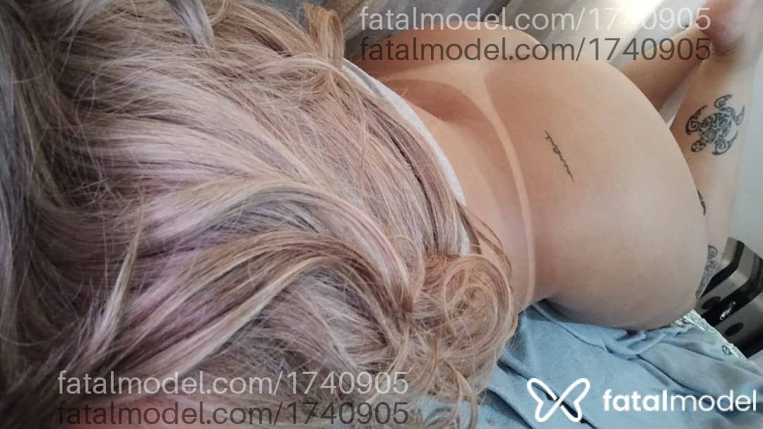 Acompanhante mulher loira (o) de olhos castanhos - Carla